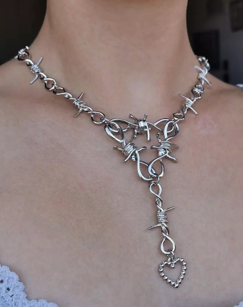 Collana di spine di cuore vuoto d'amore