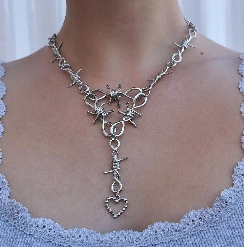 Collana di spine di cuore vuoto d'amore