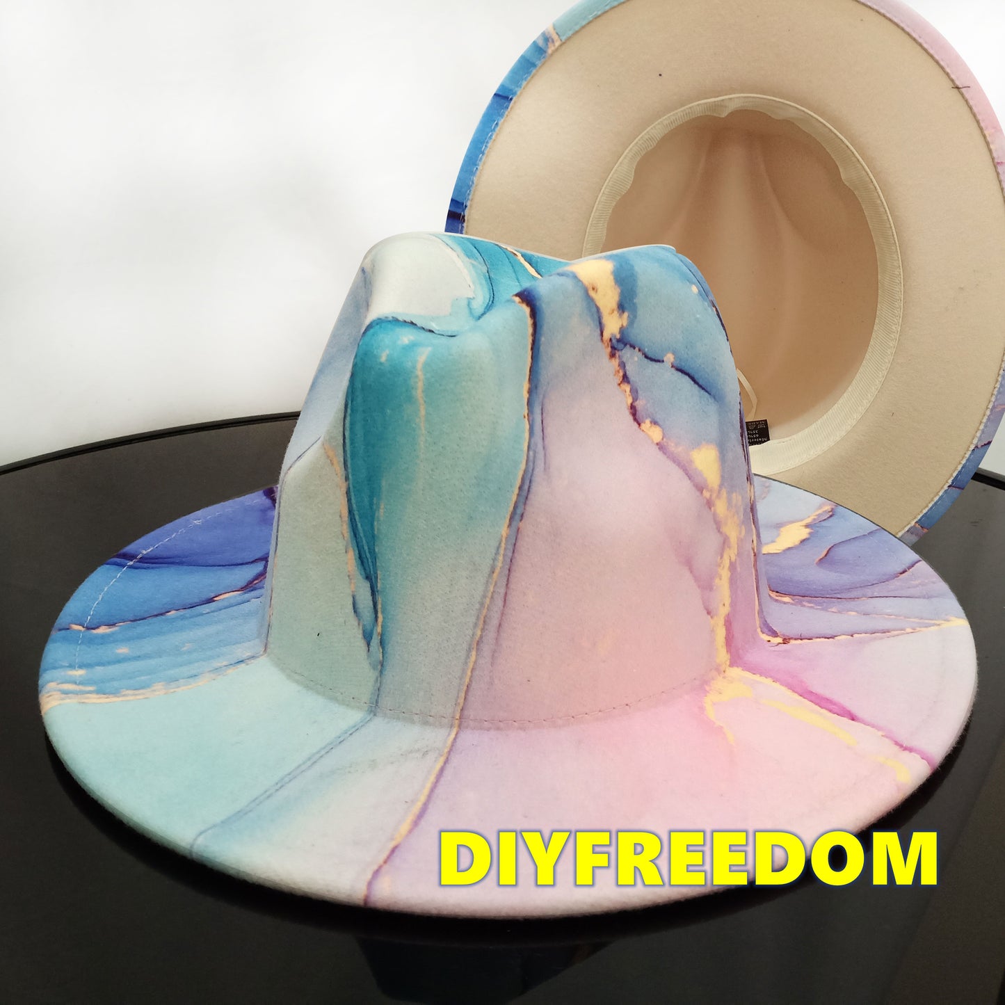 Sombrero Fedora con efecto tie-dye y paisaje natural