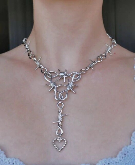 Collana di spine di cuore vuoto d'amore